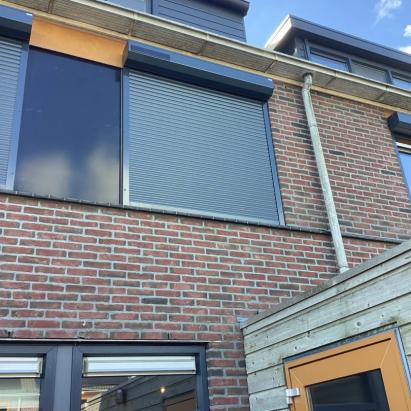 Heroal rolluik RS42 | Lamel- en profielkleur antracietgrijs RAL 7016 | Schuine omkasting | HTF20 geleiders | Somfy RS100 solar io motor