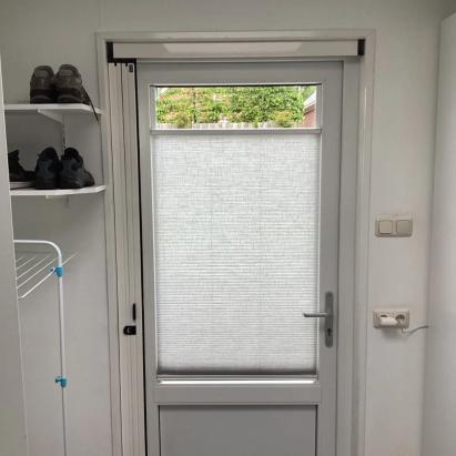 Verano duo plisségordijn met plakfix plakprofielen | Systeemkleur: wit mat | Stofkleur: muisgrijs 72.0317 (transparant)