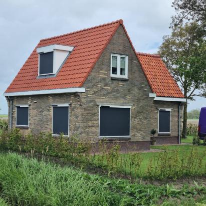 Solano Ritsscreen Standaard | Profielkleur: Zuiverwit RAL 9010 | Doekkleur: Zwart 118118 Sergé 3% | Huismerk solar motor