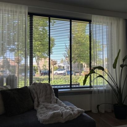 Solano houten jaloezie 50 mm Premium | Lamelkleur: Mat Zwart 6004 | Ladderband: 25 mm Visgraat Zwart 6532 | Houten koordgewichten