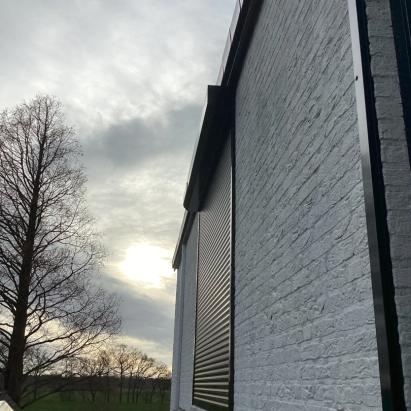 Heroal Rolluik RS42 | Profielkleur: Gitzwart RAL9005 70% zijdeglans | Schuine omkasting | Somfy RS100 solar io