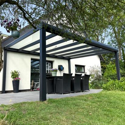 Solano Terrasoverkapping | Profielkleur: Gitzwart fijnstructuur RAL 9005 | Vulling: Helder glas 44.2 | Afmetingen: 500 cm breed, 400 cm diep