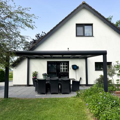 Solano Terrasoverkapping | Profielkleur: Gitzwart fijnstructuur RAL 9005 | Vulling: Helder glas 44.2 | Afmetingen: 500 cm breed, 400 cm diep