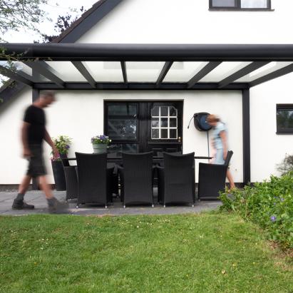 Solano Terrasoverkapping | Profielkleur: Gitzwart fijnstructuur RAL 9005 | Vulling: Helder glas 44.2 | Afmetingen: 500 cm breed, 400 cm diep