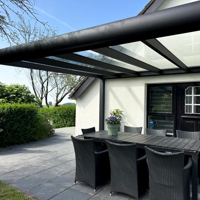 Solano Terrasoverkapping | Profielkleur: Gitzwart fijnstructuur RAL 9005 | Vulling: Helder glas 44.2 | Afmetingen: 500 cm breed, 400 cm diep