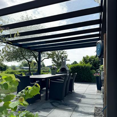 Solano Terrasoverkapping | Profielkleur: Gitzwart fijnstructuur RAL 9005 | Vulling: Helder glas 44.2 | Afmetingen: 500 cm breed, 400 cm diep
