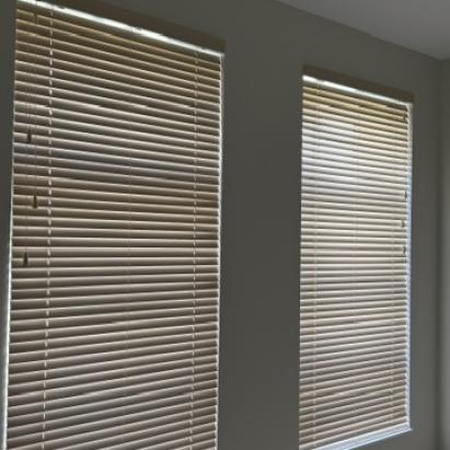 Solano houten jaloezie 50 mm premium | Lamelkleur: vanille met nerf 6005 | houten koordgewichten