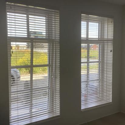 Solano houten jaloezie 50 mm premium | Lamelkleur: vanille met nerf 6005 | houten koordgewichten