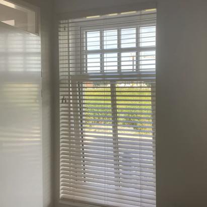 Solano houten jaloezie 50 mm premium | Lamelkleur: vanille met nerf 6005 | houten koordgewichten
