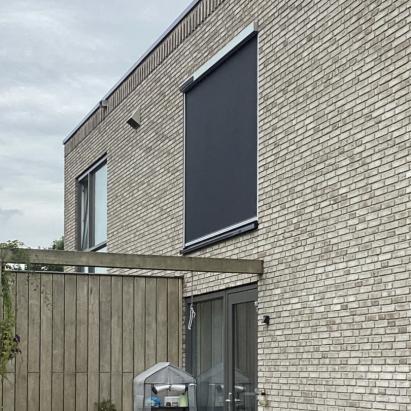 Solano  Ritsscreen Standaard | Rechte omkasting | Profielkleur: Technisch zilver | Doekkleur: Sergé 3% Zwart 118118 | CTG geleiders | Huismerk solar motor