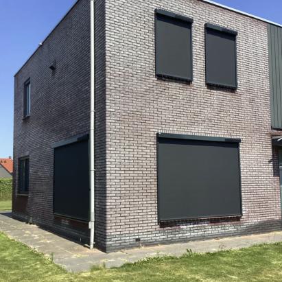 Solano Ritsscreen Smart | Profielkleur: Antracietgrijs RAL7016 | Doekkleur: Sergé 3% Zwart 118118 | STG geleiders | Huismerk solar motor