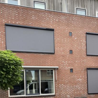 Solano Ritsscreen Standaard met schuine omkasting | Profielkleur: antracietgrijs RAL 7016 | Doekkleur: Sergé 3% Grijs 108108 | CTG geleiders | Huismerk solar motor
