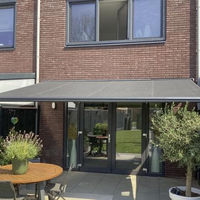 Solano Voorraadmodel Knikarmscherm ACTIE | Stof: Donkergrijs 19.017 | Brel solar motor | 450 x 300 cm