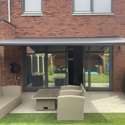 Solano voorraadmodel knikarmscherm ACTIE | Stofkleur: Donkergrijs 19.017 | 500 x 300 cm