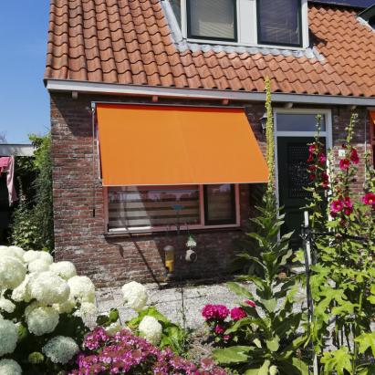 Solano uitvalscherm ACTIE | Profielkleur: Technisch zilver | Stofkleur: Urban Colors fel oranje 70.2504 | Stormvaste RVS veren | Bediening: slingerstang