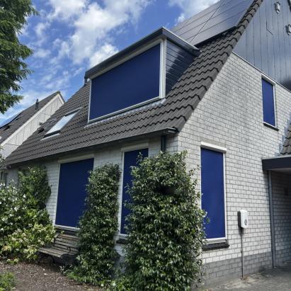 Solano Screen Standaard | Profielkleur: Crèmewit RAL9001 | Doekkleur: Donkerblauw 111111 Sergé 3% | HTF+lip geleiders