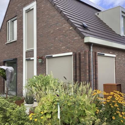 Solano Ritsscreen Comfort met rechte omkasting | Profielkleur: Zuiverwit RAL 9010 | Doekkleur: Sergé 3% Zand-grijs 108112 | UTG geleiders | Huismerk solar motor