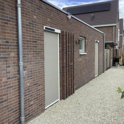Solano Ritsscreen Comfort met rechte omkasting | Profielkleur: Zuiverwit RAL 9010 | Doekkleur: Sergé 3% Zand-grijs 108112 | UTG geleiders | Huismerk solar motor